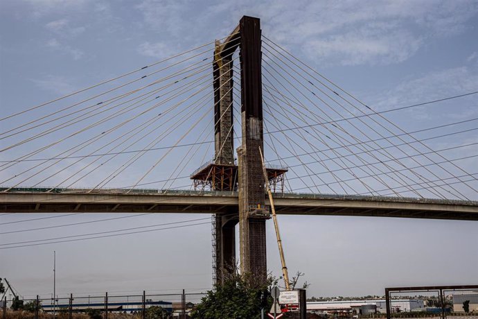 Archivo - Vistas del puente del Centenario donde se está realizando obras de sustitución de tirantes y de ampliación de la plataforma, en foto de archivo.