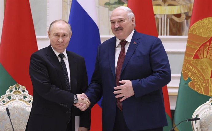 Archivo - El presidente de Rusia, Vladimir Putin, junto a su par bielorruso, Alexander Lukashenko