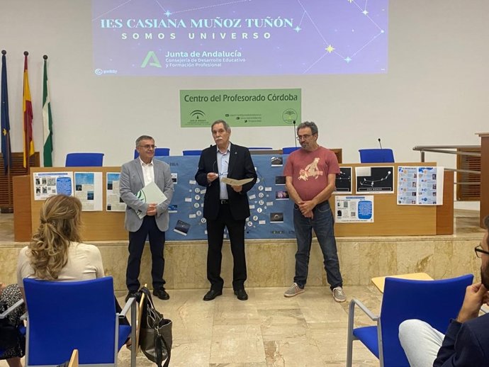 Archivo - El delegado territorial de Desarrollo Educativo y Formación Profesional de la Junta, José Francisco Viso (centro), en una imagen de archivo.