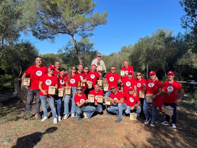 Voluntarios de Coca-Cola Europacific Partners en una actividad de construcción de cajas nido.