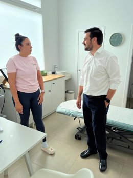 El delegado territorial de Agricultura, Pesca, Agua y Desarrollo Rural en la provincia de Cádiz, Francisco Moreno, en una visita a la clínica Fisioactiva, promovida por Belén Moreno en Arcos.