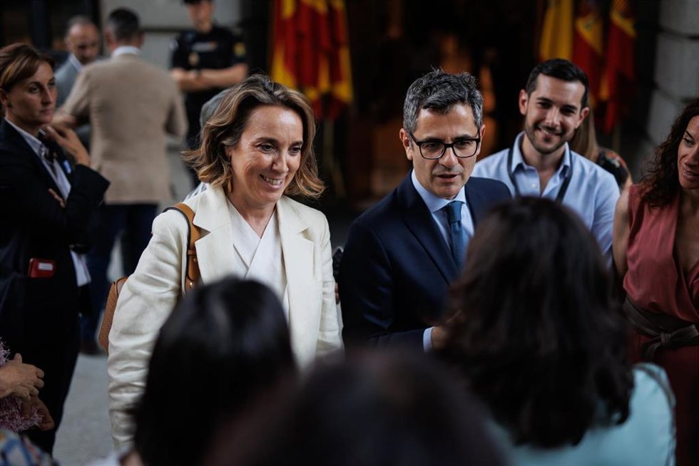 Archivo - La portavoz del Partido Popular en el Congreso y secretaria general del partido, Cuca Gamarra, y el ministro de la Presidencia, Relaciones con las Cortes y Memoria Democrática, Félix Bolaños, durante la entrega de la Medalla del Congreso de l