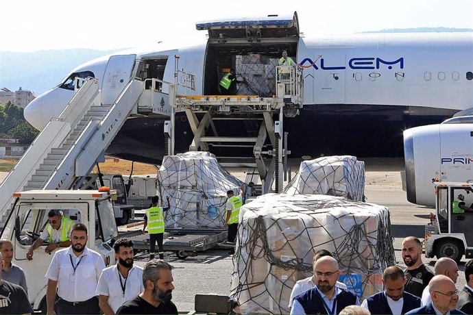 Archivo - Envíos de ayuda humanitaria en el Aeropuerto Internacional de Beirut, en Líbano