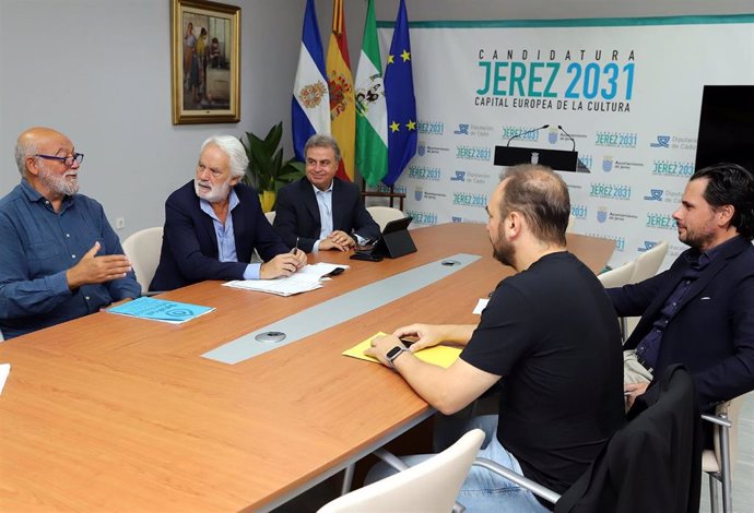 El teniente de alcaldesa de Presidencia en el Ayuntamiento de Jerez, Agustín Muñoz, y el teniente de alcaldesa de Turismo y Promoción de la Ciudad, Antonio Real, junto a miembros de la  Asociación Nacional Presencia Gitana