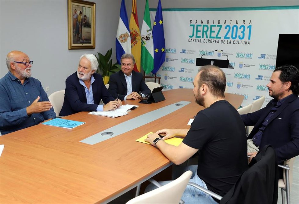 El teniente de alcaldesa de Presidencia en el Ayuntamiento de Jerez, Agustín Muñoz, y el teniente de alcaldesa de Turismo y Promoción de la Ciudad, Antonio Real, junto a miembros de la  Asociación Nacional Presencia Gitana