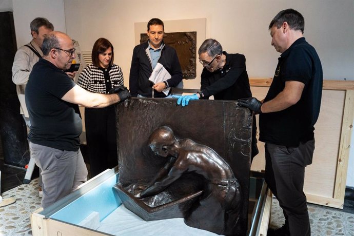 La consejera municipal de Cultura, Educación y Turismo, Sara Fernández, supervisa la llegada del préstamo de dos obras de Pablo Gargallo al museo municipal que lleva su nombre y donde se albergan de manera habitual.