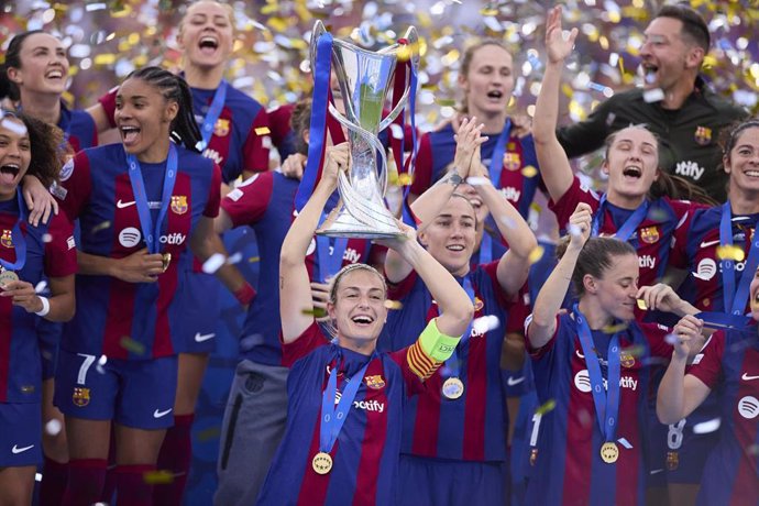 Archivo - Alexia Putellas levanta el trofeo de ganadoras de la Liga de Campeones 23-24