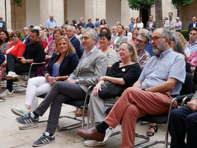 Acto de homenaje al centenario del nacimiento de Vicent Andrés Estellés, con el secretario de Estado de Política Territorial, Arcadi España, la delegada del Gobierno en la Comunitat Valenciana, Pilar Bernabé, y la hija del poeta Carmina Andrés