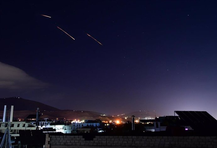 Imagen de archivo de misiles sobrevolando la capital de Siria, Damasco