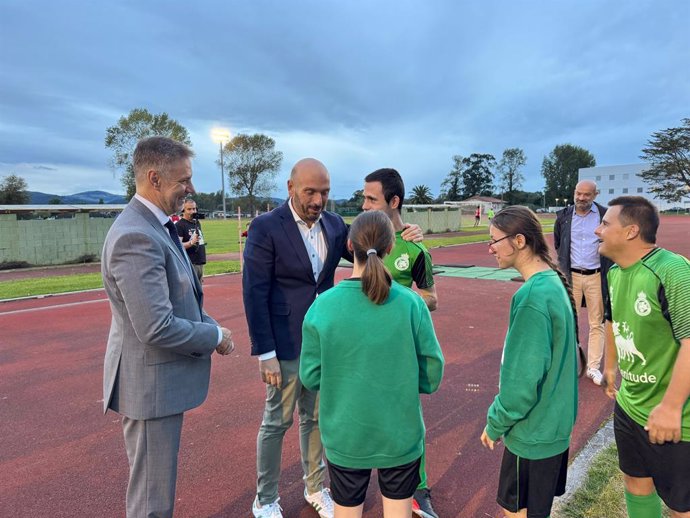 El consejero de Deporte visita la Escuela Inclusiva de Laredo