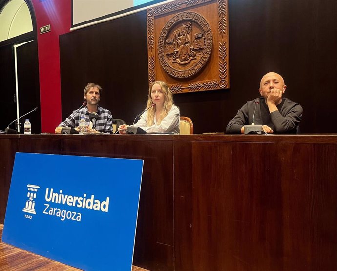 El actor Julián Álvarez, la cineasta Pilar Palomero y el escritor, periodista y profesor de la Universidad de Zaragoza Luis Alegre en el Aula Magna del Paraninfo.