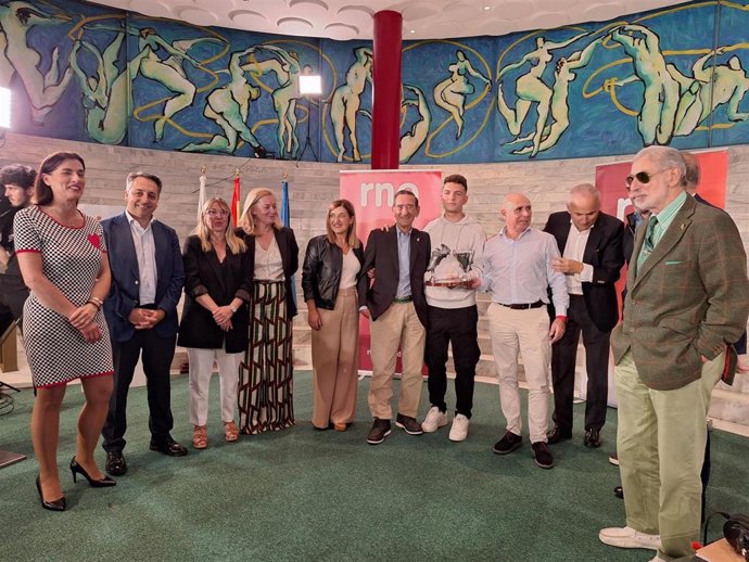 Iñigo Vicente recibe el Trofeo Chisco al mejor jugador del Racing