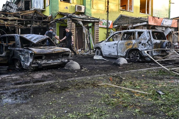 Archivo - June 29, 2024, Vilniansk, Zaporizhzhia Region, Ukraine: VILNIANSK, UKRAINE - JUNE 29, 2024 - Cars and a building are damaged by the Russian missile strike in central Vilniansk, Zaporizhzhia region, southern Ukraine. Russia launched rockets at th