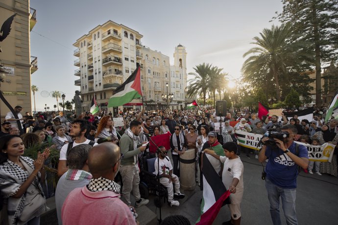 Cientos de personas durante una concentración por el aniversario del genocidio en Gaza