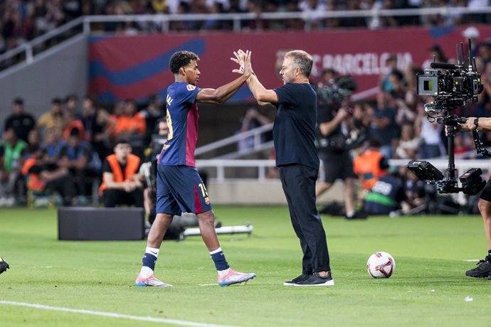 Archivo - Lamine Yamal of FC Barcelona is congratulated by Hansi Flick, head coach of FC Barcelona during the Spanish league, La Liga EA Sports, football match played between FC Barcelona and Athletic Club de Bilbao at Estadio Olimpico de Montjuic on Augu