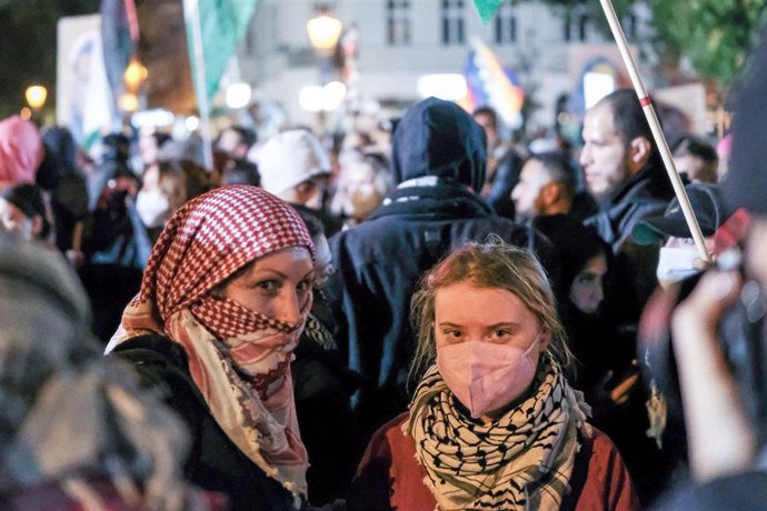 La activista sueca Greta Thungerg en una manifestación propalestina por el aniversario del 7 de octubre en Berlín (Alemania)