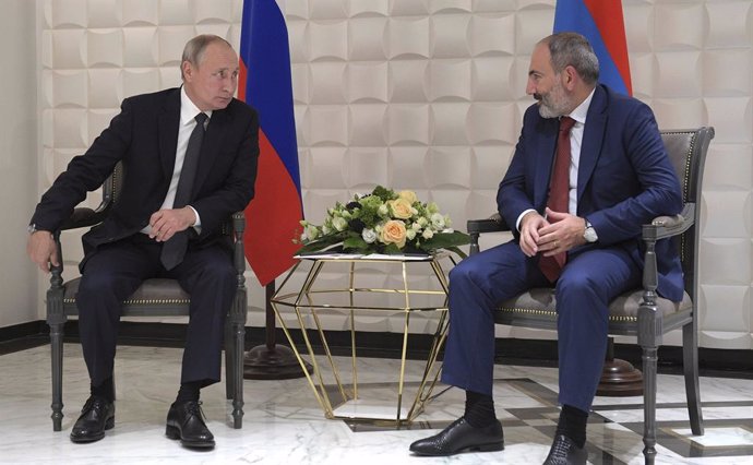 Archivo - October 1, 2019, Yerevan, Armenia: Russian President Vladimir Putin, left, during a bilateral meeting with Armenian Prime Minister Nikol Pashinian on the sidelines of the Eurasian Economic Council October 1, 2019 in Yerevan, Armenia.