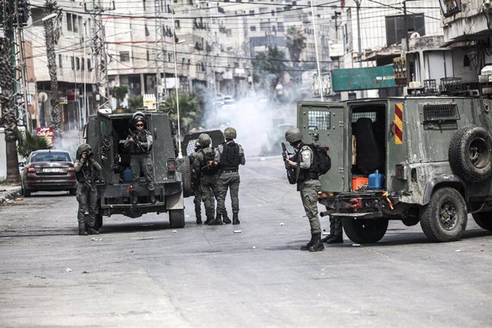 01 October 2024, Palestinian Territories, Nablus: An Israeli army force fires tear gas at Palestinians during the Israeli military operation to kill wanted Palestinians in the Balata refugee camp in the northern occupied West Bank. Photo: Nasser Ishtayeh/