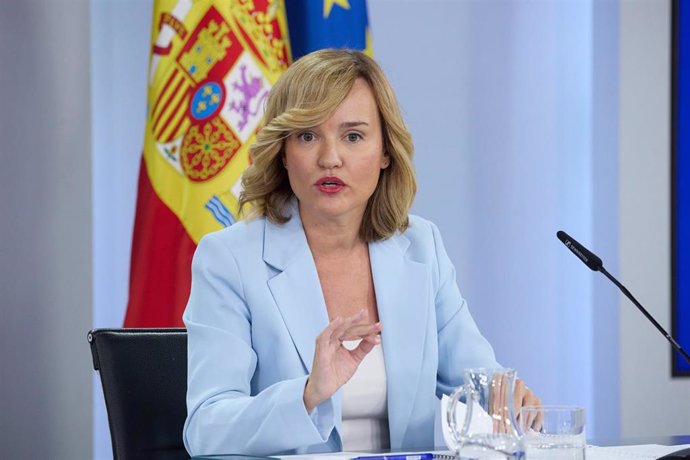 La ministra Portavoz y de Educación y Deporte, Pilar Alegría, durante una rueda de prensa posterior al Consejo de Ministros, en el Palacio de la Moncloa, a 8 de octubre de 2024, en Madrid (España). 