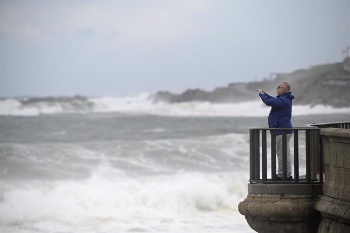 Archivo - Una persona fotografía el mar, con olas de hasta 10 metros, a 20 de octubre de 2023, en A Coruña, Galicia (España). 