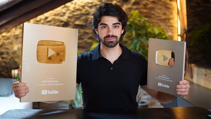 Adrià tiene 100.000 y 1 millón de suscriptores en TouTube