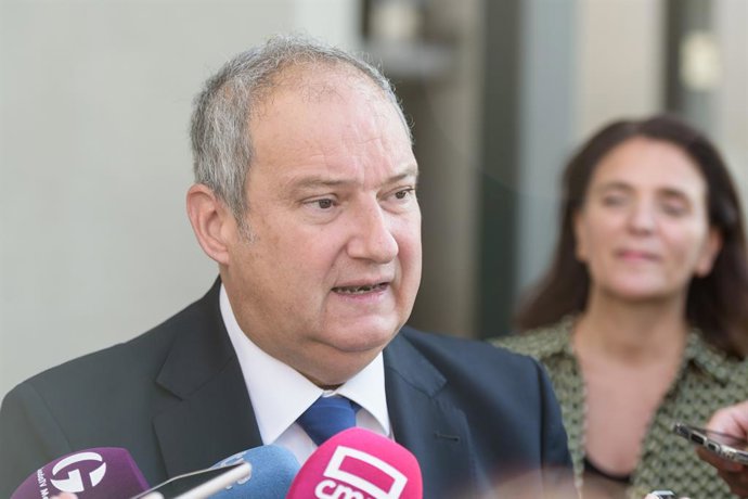 El ministro de Industria y Turismo, Jordi Hereu, atiende a los medios de comunicación durante su visita al centro de producción de Mahou San Miguel, a 18 de septiembre de 2024, en Alovera, Guadalajara, Castilla-La Mancha (España). Hereu ha conocido de p