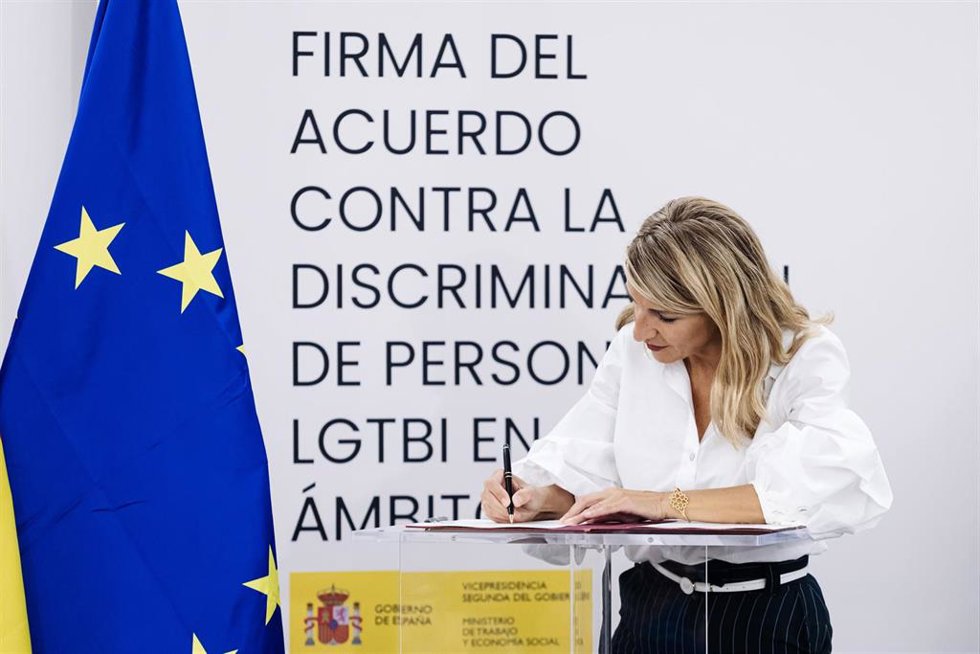 Archivo - La vicepresidenta segunda y ministra de Trabajo y Economía Social, Yolanda Díaz, durante la firma del acuerdo contra la discriminación de las personas LGTBI en el ámbito laboral.