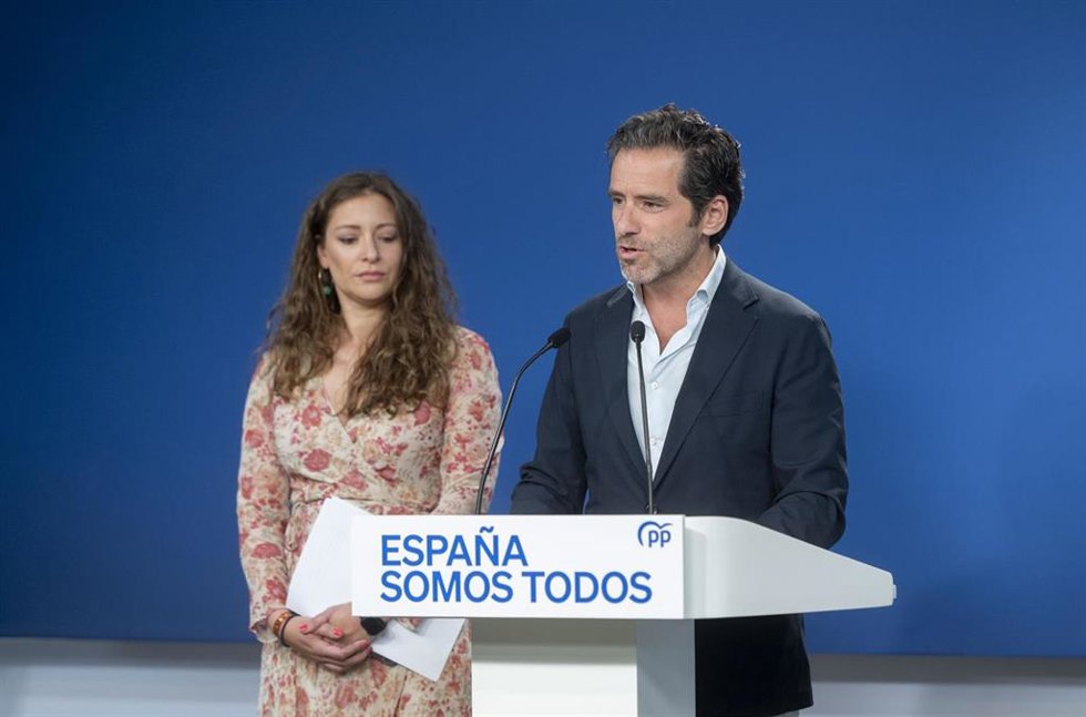 La vicesecretaria de Sanidad y Educación del PP, Ester Muñoz y el diputado nacional y portavoz del PP, Borja Sémper, ofrece una rueda de prensa tras la celebración del Comité de Dirección del Partido Popular en la sede nacional del partido, en Madrid (E