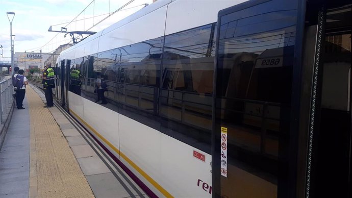 Archivo - Un tren de Renfe