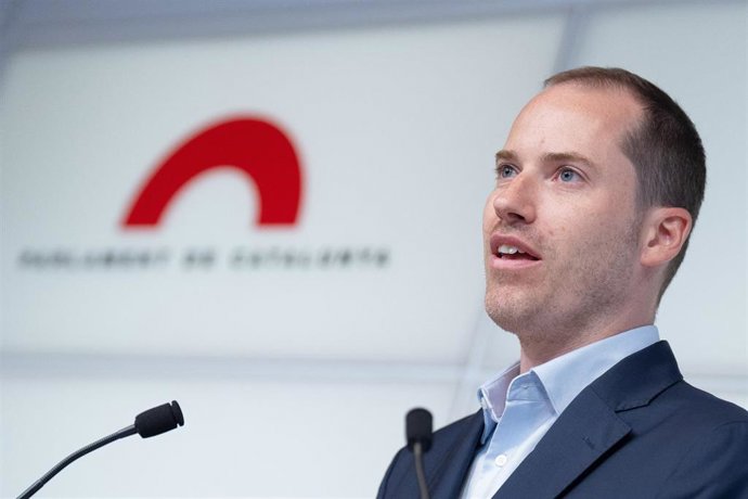 Archivo - El portavoz del PP en el Parlament, Juan Fernández, ofrece una rueda de prensa, en el Parlament, a 30 de julio de 2024, en Barcelona, Catalunya (España)