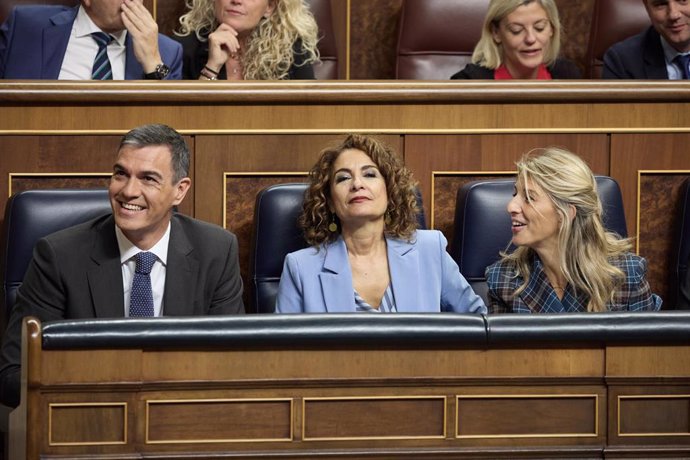 (I-D) El presidente del Gobierno, Pedro Sánchez; la vicepresidenta primera y ministra de Hacienda, María Jesús Montero y la vicepresidenta segunda y ministra de Trabajo, Yolanda Díaz, durante una sesión de control al Gobierno, en el Congreso de los Diputa