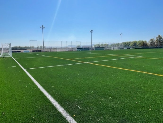 El campo de fútbol de Abetxuko afronta la temporada 2023-24 con nuevo césped artificial y mejoras en su equipamiento