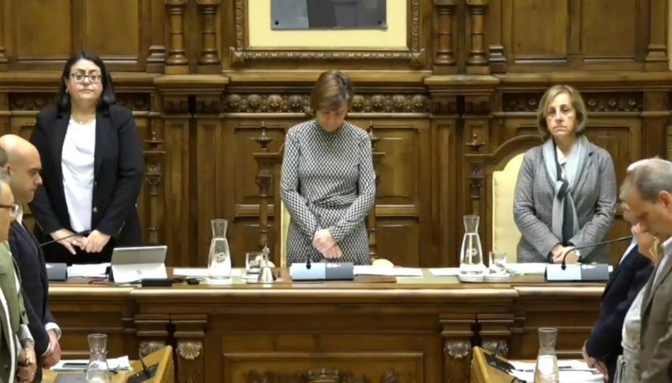 La alcaldesa de Gijón, Carmen Moriyón, durante el minuto de silencio guardado en el Pleno Municipal, en memoria del trabajador de la construcción fallecido este pasado martes en accidente laboral.