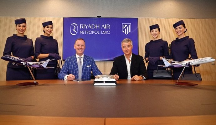 El consejero delegado del Atlético de Madrid, Miguel Ángel Gil, y Tony Douglas, consejero delegado de Riyadh Air, acuerdan el nuevo 'naming' del Metropolitano.