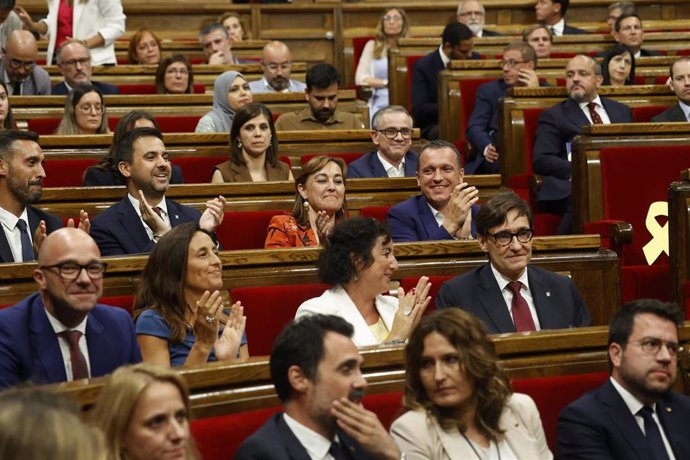 Archivo - El nuevo president de la Generalitat de Cataluña, Salvador Illa (d), es felicitado tras el pleno del debate de investidura, en el Parlament de Cataluña, a 8 de agosto de 2024, en Barcelona, Catalunya (España)