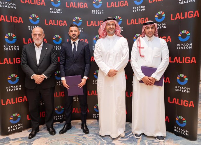 El presidente de LaLiga, Javier Tebas, junto al embajador de la competición David Villa junto a dos representantes de Riyadh Season.