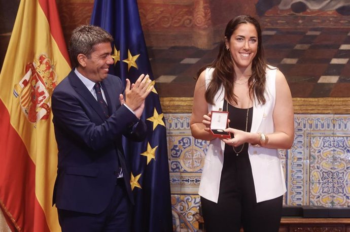 Vega Gimeno, medalla de plata Baloncesto 3x3 olímpico, recibe la distinción.