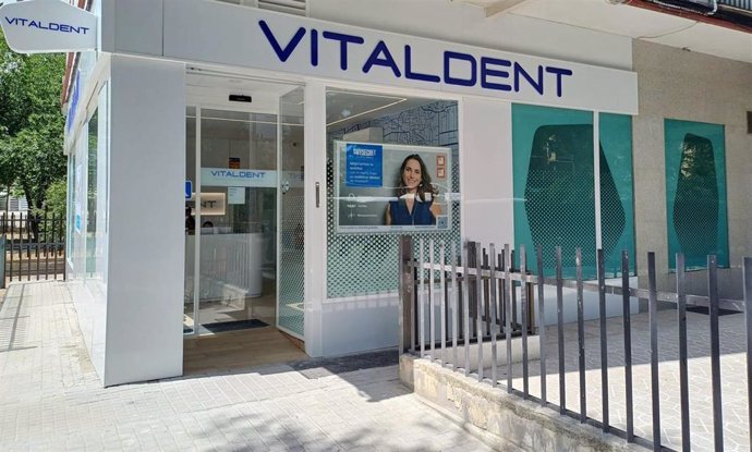 Fachada de la clínica dental Vitaldent Blas Cabrera