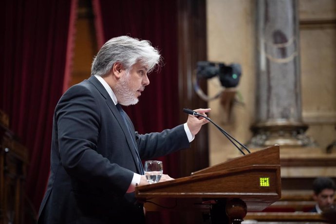 El presidente de Junts en el Parlament, Albert Batet, interviene durante un debate de Política General en el Parlament de Catalunya, a 9 de octubre de 2024, en Barcelona, Catalunya (España). Este miércoles continúa en el Parlament de Catalunya el Pleno en