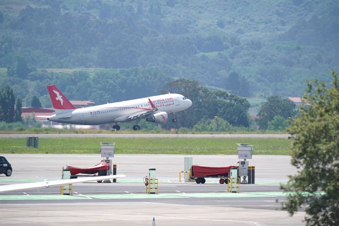 Archivo - Vuelo en el aeropuerto de Loiu