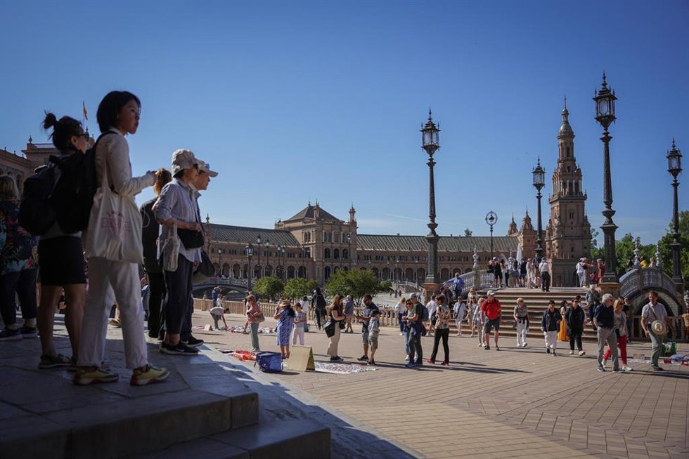 Archivo - Turistas pasean por el espacio central de la Plaza de España.