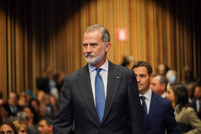 El Rey Felipe VI a su llegada a la inauguración de la Conferencia Internacional de Naciones Unidas sobre víctimas del terrorismo, en el Palacio de Congresos de Europa, a 8 de octubre de 2024, en Vitoria-Gasteiz, Álava, País Vasco (España). 