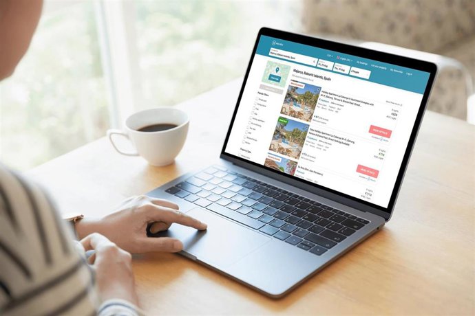 Archivo - Una persona busca viviendas de alquiler vacacional.