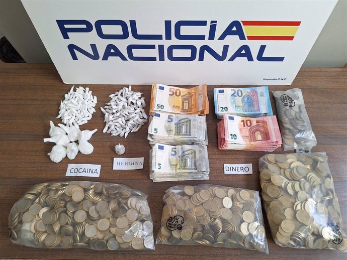 Droga y dinero intervenido tras desmantelar un punto de venta en una vivienda en El Puerto.