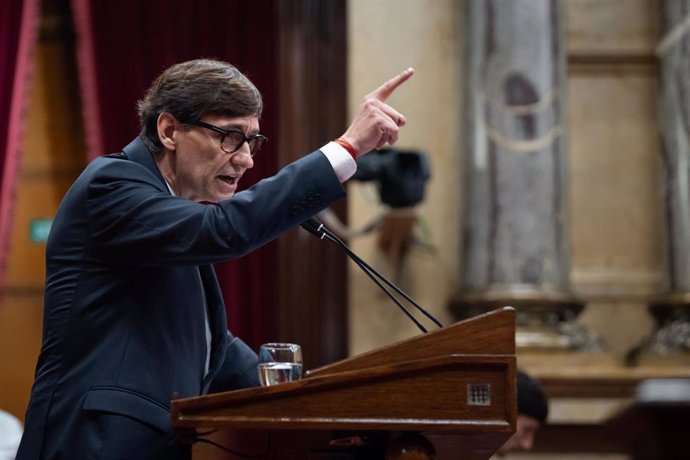 El presidente de la Generalitat de Catalunya, Salvador Illa, interviene durante un debate de Política General en el Parlament, a 9 de octubre de 2024, en Barcelona (Catalunya)