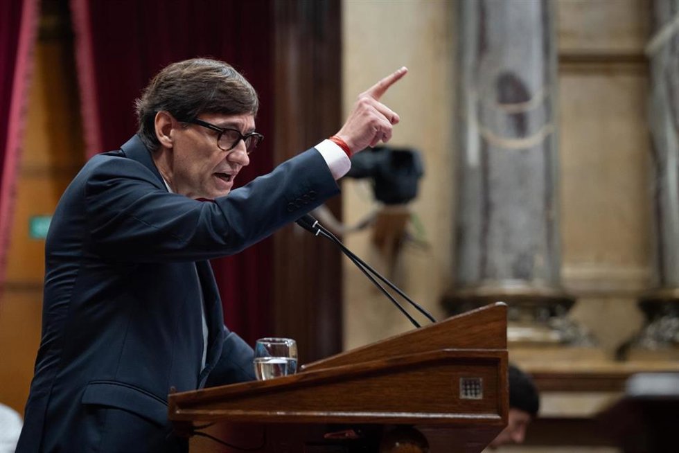 El presidente de la Generalitat de Catalunya, Salvador Illa, interviene durante un debate de Política General en el Parlament, a 9 de octubre de 2024, en Barcelona (Catalunya)