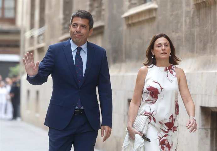 El 'president' de la Generalitat, Carlos Mazón, a su llegada al acto del 9 d'Octubre.