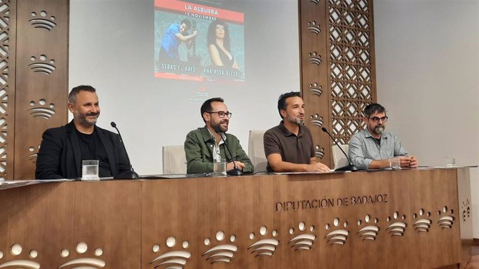 El diputado de Cultura, Deportes y Juventud de la Diputación de Badajoz, Ricardo Cabezas, interviene en la presentación del programa itinerante 'A carcajadas'