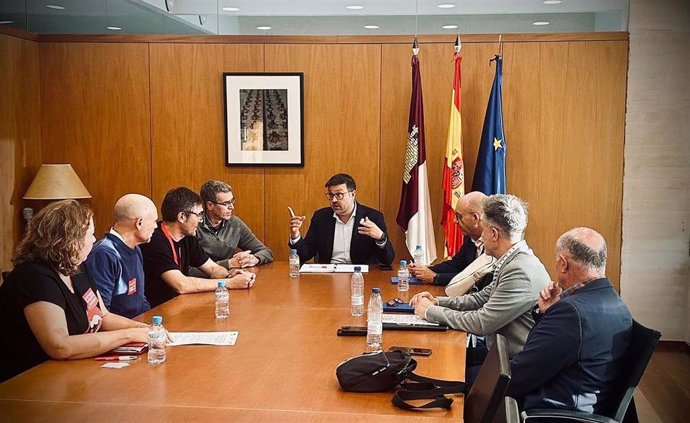 Reunión con el consejero de Educacion y sindicatos.