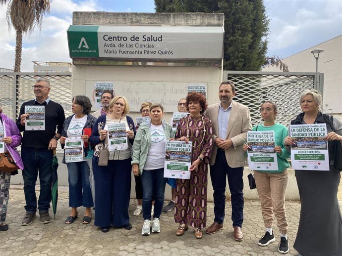 La diputada del grupo socialista en el Parlamento andaluz Adela Castaño y el concejal socialista en el Ayuntamiento de Sevilla Juan Tomás de Aragón con una representación de Marea Blanca del distrito Sevilla Este-Alcosa-Torreblanca.